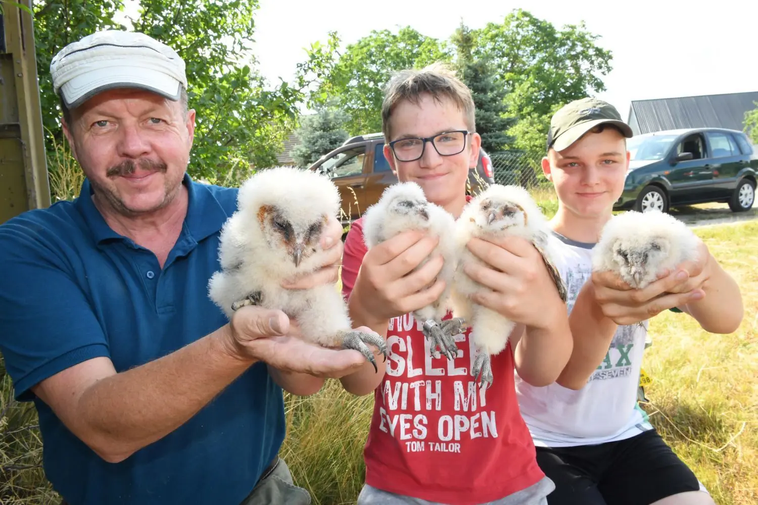 Auch am ehemaligen Trafohäuschen in Dreska sind in diesem Jahr junge Schleiereulen beringt worden. Holger Teichert aus Kosilenzien hat hier zwei junge Naturfreunde als Helfer: Moritz Reichel (13) aus Hohenleipisch und Danilo Wissel (15) aus Kraupa. Beide sind ehemalige Junior-Ranger.