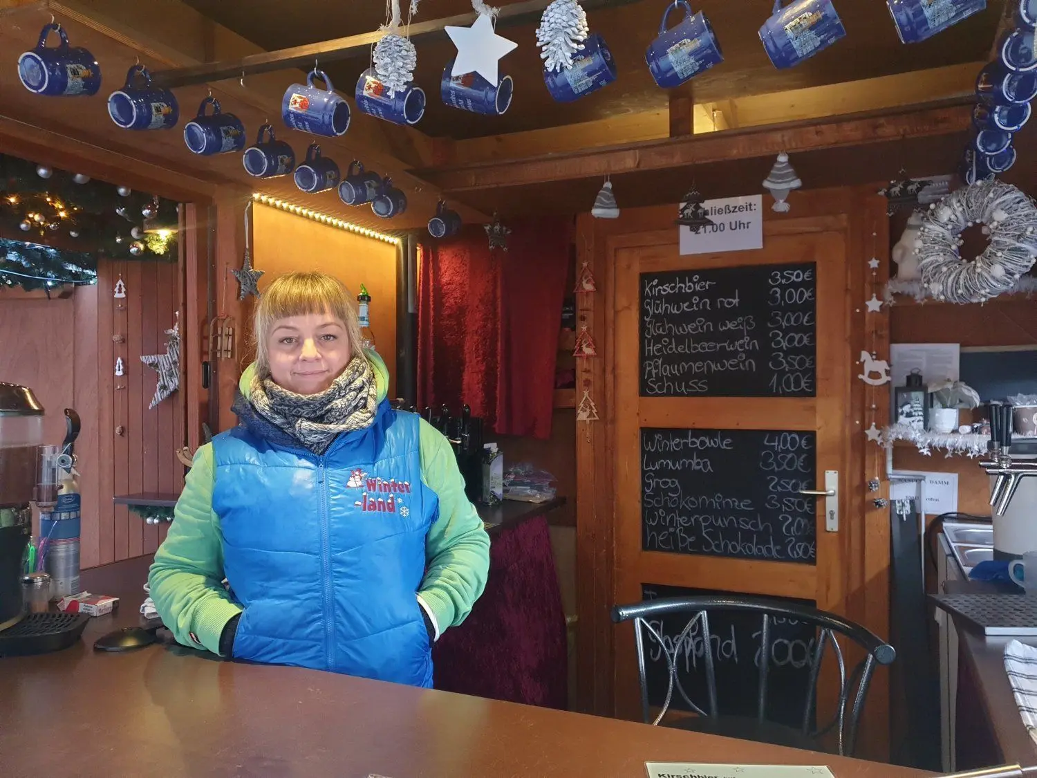 Für Nicole Bott vom Glühweinstand Winterland ist die Bonpflicht Papierverschwendung.