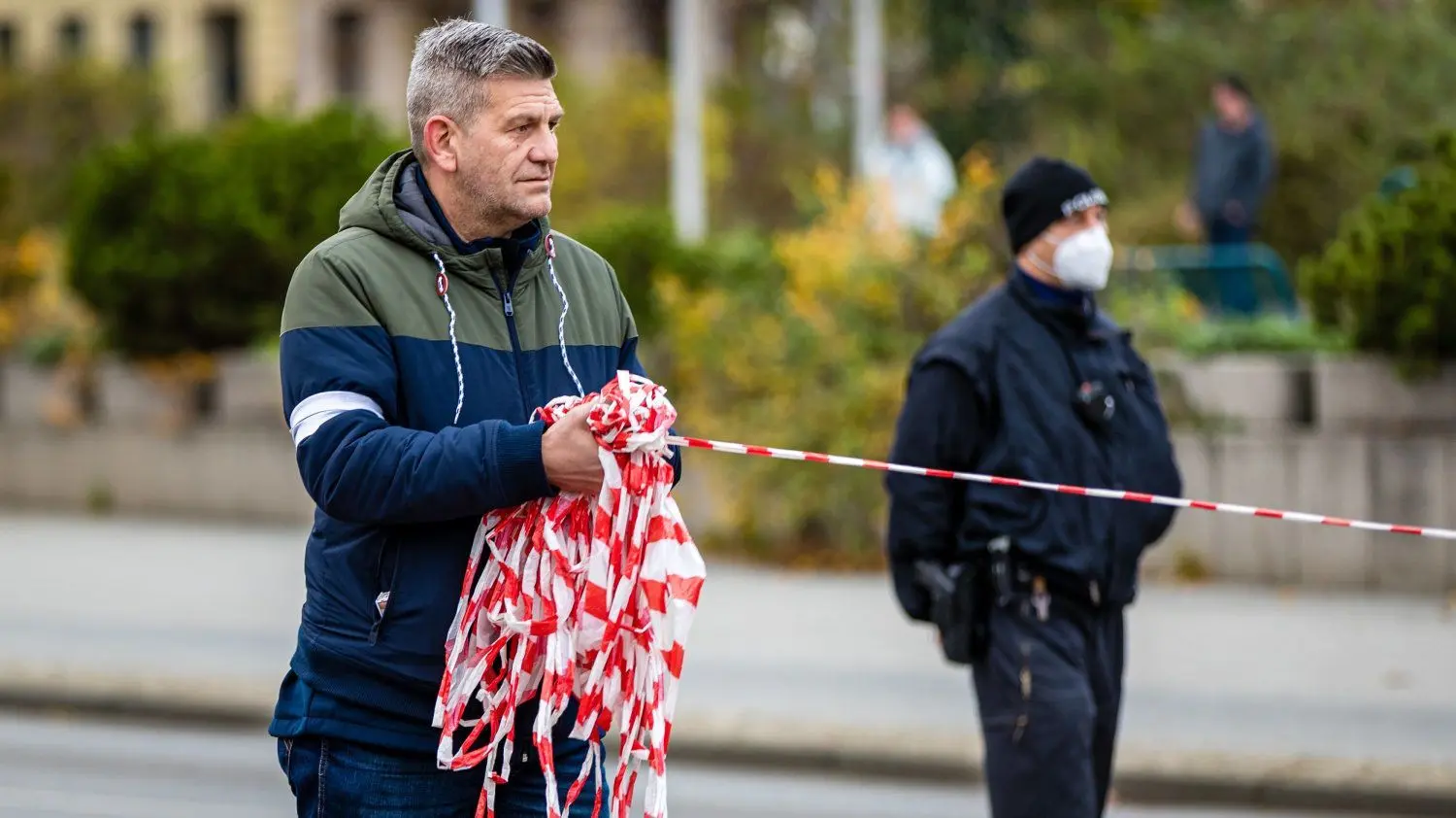 Der AfD-Landtagsabgeordnete Daniel Freiherr von Lützow, hier bei einem Schweigemarsch durch Cottbus, vergleicht die Corona-Auflagen mit den Repressalien in einer Diktatur.
