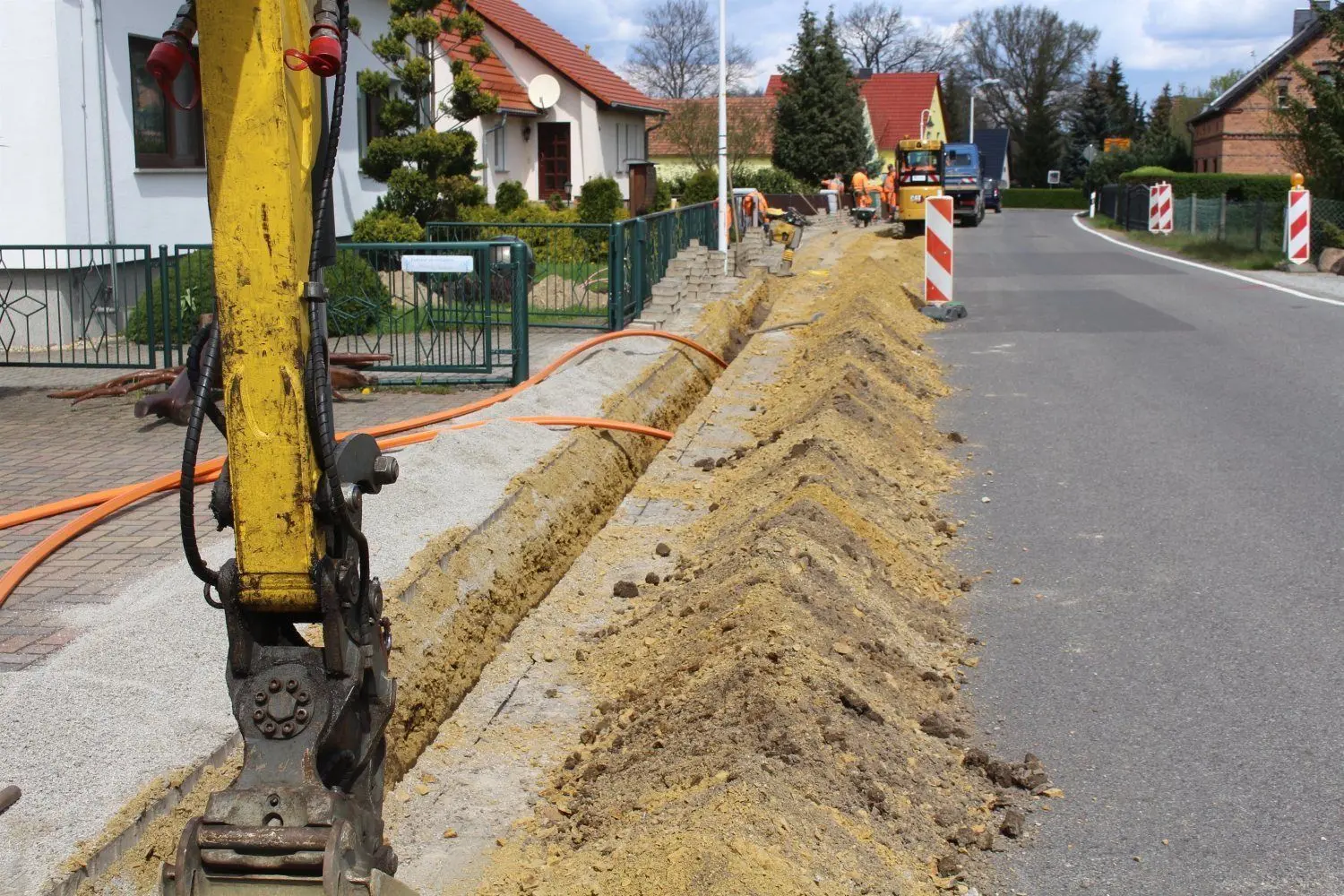 Im Boxberger Ortsteil Kringelsdorf sind ebenfalls Vorbereitungen für den Breitbandausbau getroffen worden. Hier sind Leerrohre in die Erde gekommen.
