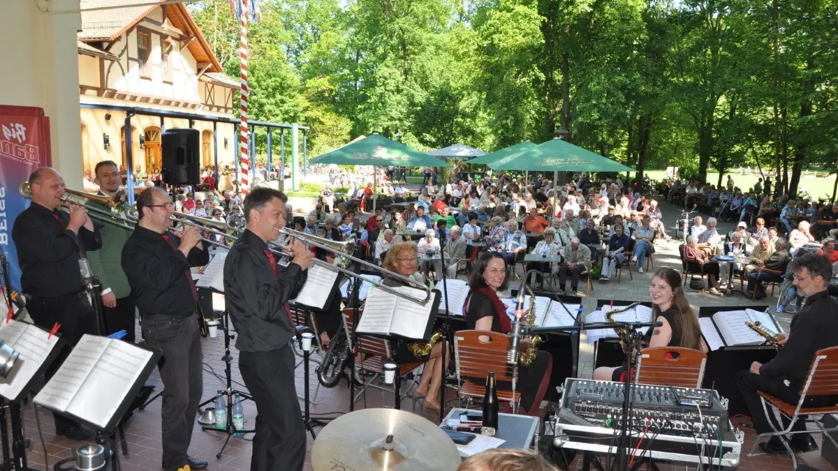 Bei gutem Wetter wird die Big Bad aus Bad Liebenwerda am Sonntag im Kurpark ganz sicher wieder vor einem vollen Haus spielen.
Saisonauftakt 2018 der Kurkonzerte in Bad Liebenwerda mit der Big Band Bad Liebenwerda Sie sind von Anfang Mai bis Ende August der Renner in Bad Liebenwerda: Immer sonntags zwischen 15 und 17 Uhr wird bei freiem Eintritt zu den Kurkonzerten an die Musikmuschel im Wäldchenpark eingeladen. Insgesamt 17 Konzerte wird es in diesem Jahr geben