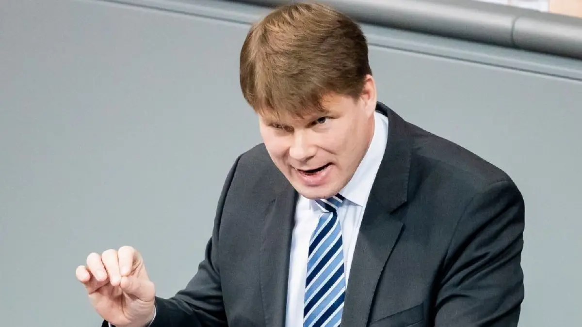 Als wirtschafts- und energiepolitischer Sprecher der AfD spricht er recht häufig im Bundestag: Steffen Kotré, hier bei einer Debatte zum Erneuerbare-Energien-Gesetz (EEG).
Steffen Kotre (AfD), Mitglied des Deutschen Bundestages, spricht während der Plenarsitzung im Deutschen Bundestag zum Erneuerbare-Energien-Gesetz (EEG).