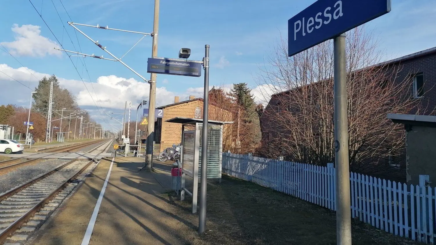 Das Notwendige ist vorhanden. Der Dorfbahnhof von Plessa mit elektronischer Anzeige.