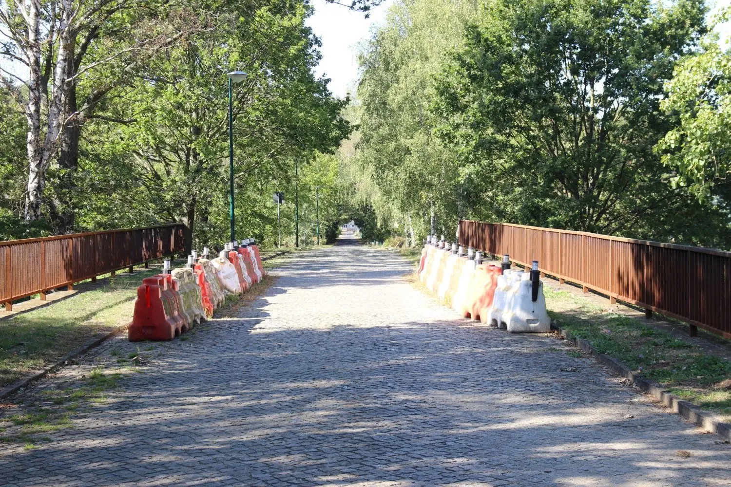 Straßenseitig ist das Bauwerk schon seit Langem nur noch einspurig befahrbar.