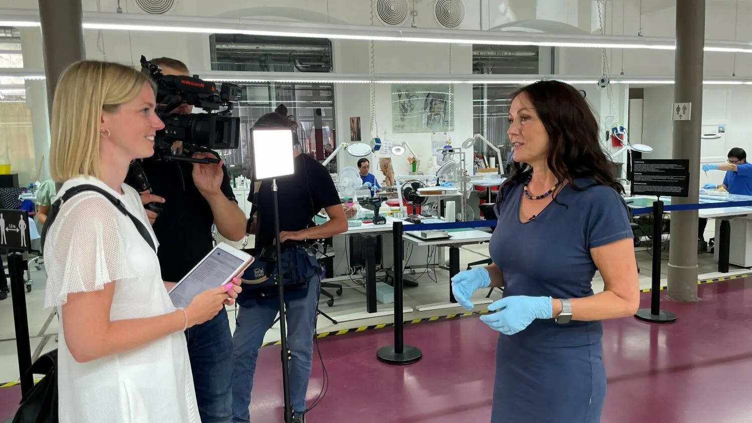 Angelina Whalley, die Ehefrau von Gunther von Hagens, bei den Dreharbeiten für die Fernsehsendung „Galileo“.