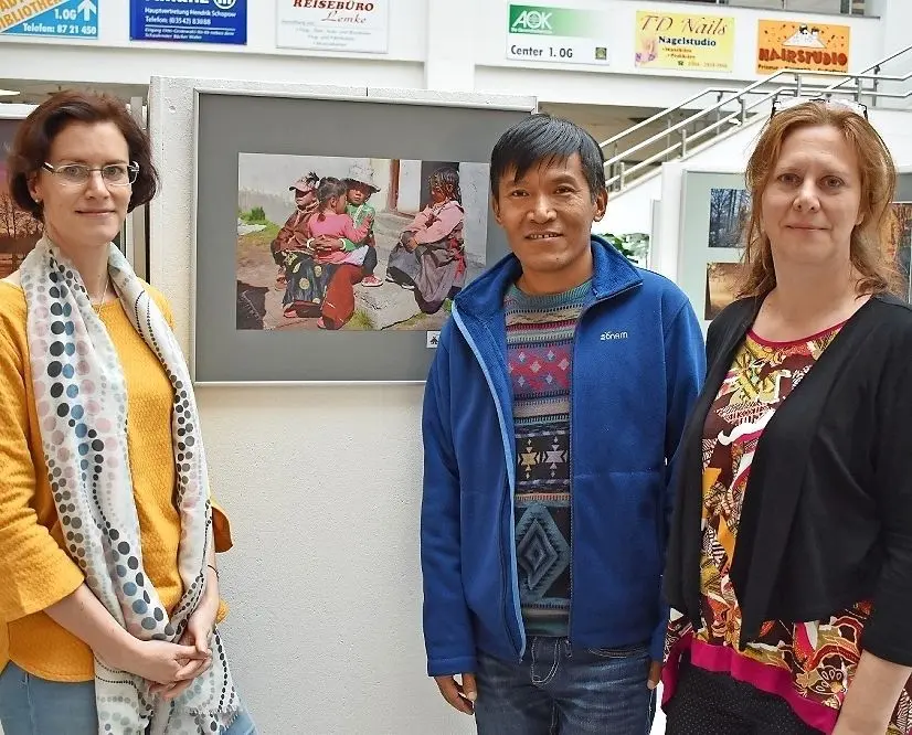 Anja Heinze, Jampa Thinley und Liane Heinze (v.l.n.r.) präsentieren das ausgezeichnete Werk „Geschwisterliebe“.⇥