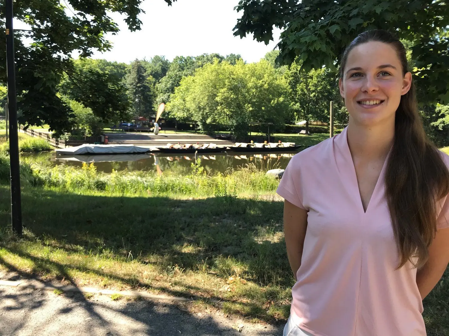 Marei Hölzer hat Tourismusmanagement studiert und arbeitet in der Straupitzer Tourist-Info. Die 23-Jährige betreut neben Gästen auch Veranstaltungen und das Marketing in Straupitz und stellt die neu entwickelten Spezial-Kahnfahrten vor.