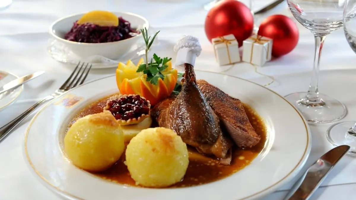 Festlich essen im Restaurant in Cottbus und Umgebung? Wer darauf Lust hat, sollte schnell reservieren.
ARCHIV - 30.11.2010, Bayern, München: Eine viertel Gans mit Knödeln und Blaukraut steht auf einem gedeckten Tisch. Würstchen mit Kartoffelsalat? Gans? Ente? Wild? Essen an Heiligabend und Weihnachten ist ein vieldiskutiertes Thema. Eine Umfrage bringt jetzt neue Erkenntnisse, was wirklich gegessen wird. (zu dpa "Umfrage: Beef dominiert am Weihnachtsbaum" vom 24.12.2018) Foto: Tobias Hase/dpa +++ dpa-Bildfunk +++