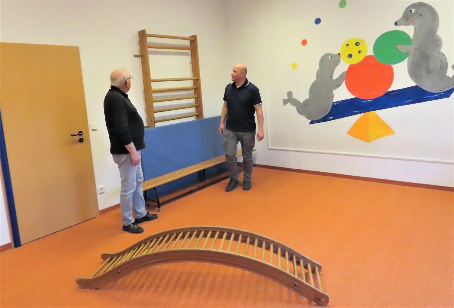 Der aktuelle Sportraum der Kita Cantdorf mit einer Sprossenwand aus DDR-Zeiten: Im neuen Sportraum im Vereinshaus ließe sich eine große Kletterwand für die Kinder einbauen, sie würde allerdings über 14.000 Euro kosten.
