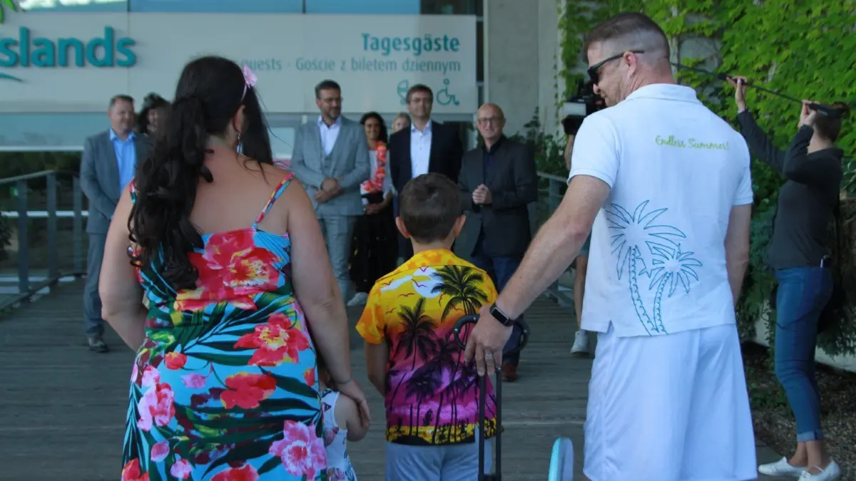 Zur Wiedereröffnung von Tropical Islands hatte sich Familie Mergorten aus Schneeberg extra fein gemacht. Sie gehörten zu den Besuchern, die pünktlich um 9 Uhr mit großem Medienrummel vor den Toren standen. Geschäftsführer Wouter Dekkers hielt zur Wiedereröffnung eine kurze Ansprache, flankiert von Unterspreewalds Amtsdirektor Henri Urchs und Dahme-Spreewalds Gesundheitsdezernent Carsten Saß (stehend von rechts).
Zur Wiedereröffnung von Tropical Islands hatte sich Familie Mergorten aus Schneeberg extra fein gemacht. Sie gehörten zu den Besuchern, die pünktlich um 9 Uhr mit großem Medienrummel vor den Toren standen. Geschäftsführer Wouter Dekkers hielt zur Wiedereröffnung eine kurze Ansprache, flankiert von Unterspreewalds Amtsdirektor Henri Urchs und Dahme-Spreewalds Gesundheitsdezernent Carsten Saß (stehend von rechts).