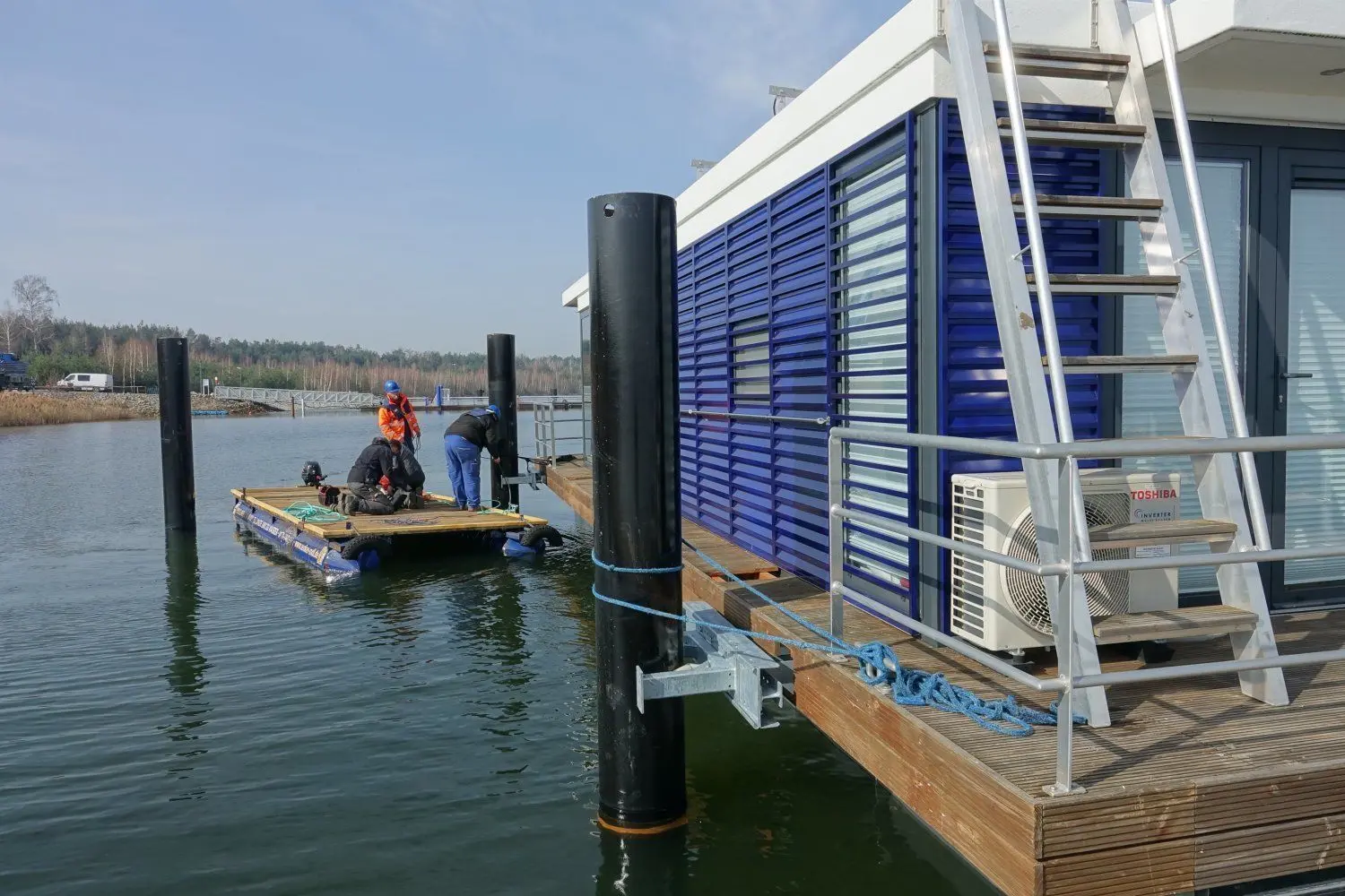 An den Dalben wird das schwimmende Haus festgemacht.