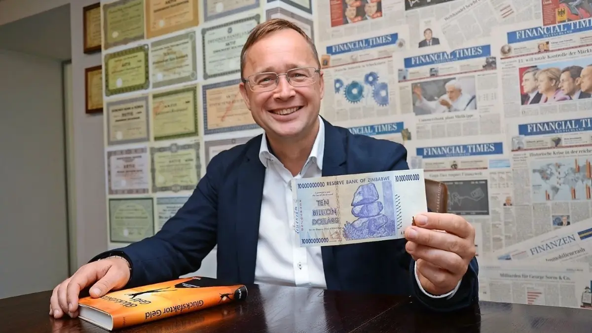 Hüte dich vor Inflation lautet eines der zehn Gebote im neu erschienenen Buch Glücksfaktor Geld. Zur Illustration zeigt der Autor eine Zehn-Billionen-Dollar-Note der Reserve Bank of Zimbabwe. ⇥
"Hüte dich vor Inflation" lautet eines der zehn Gebote im neu erschienenen Buch "Glücksfaktor Geld" von Finanzberater Jean Meyer. Zur Illustration zeigt der Lübbenauer eine Zehn-Billionen-Dollar-Note der Reserve Bank of Zimbabwe.