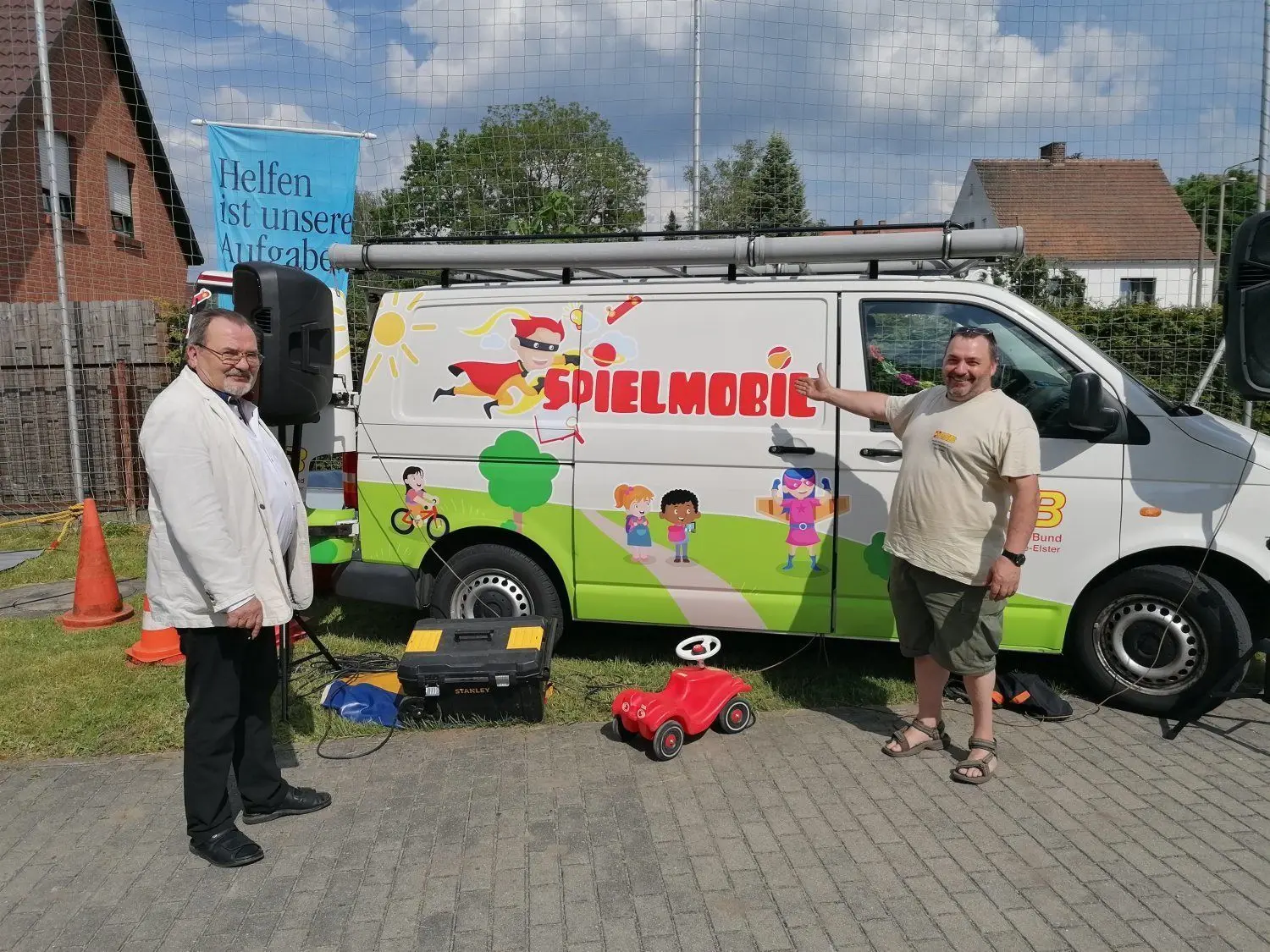 Das Spielmobil vom ASB ist längst nicht mehr nur in Elbe-Elster unterwegs. Das Angebot ist über Kreisgrenzen hinaus gefragt. Darüber freuen sich Norbert Herbrig, Geschäftsführer des Regionalverbandes Elbe-Elster (l.), und Spielmobiler Mario Gaudlitz. Zum Jubiläum hat das Auto übrigens eine neue Beklebung erhalten.