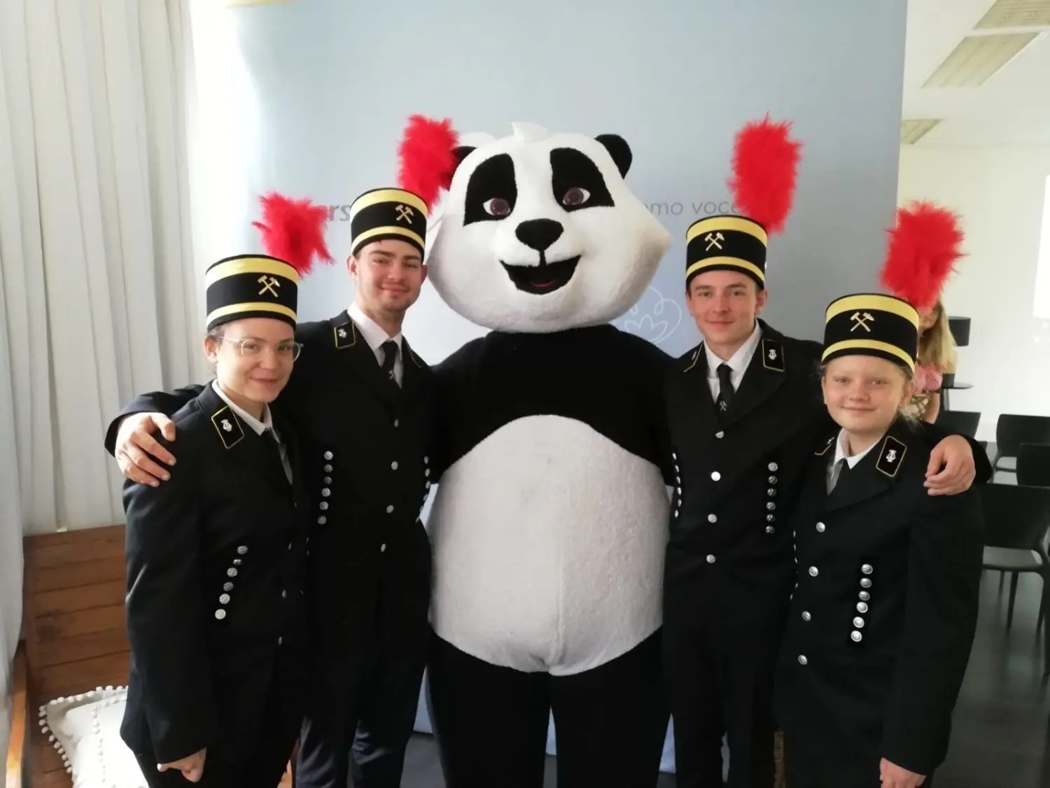Das Maskottchen der Blumenauer Firma Karsten wird für ein Foto in die Mitte genommen. Farblich passt es sehr gut.