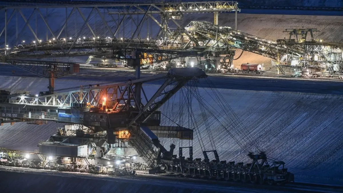 Nachtschicht im Tagebau Jänschwalde: Die Kohlebagger dort müssen – für viele einigermaßen überraschend – auch nach dem Jahreswechsel 2023/24 weiter Kohle abbauen.
Hell beleuchtet steht die Förderbrücke F60 am Abend im Braunkohletagebau Jänschwalde der Lausitz Energie Bergbau AG (LEAG). Im Braunkohletagebau Jänschwalde wird das 2. Lausitzer Flöz abgebaut. Hier werden rund elf Millionen Tonnen Braunkohle im Jahr gefördert. Die Förderbrücke F60 und mehrere Schaufelradbagger bewegen dazu seit 1976 die Lausitzer Erde.