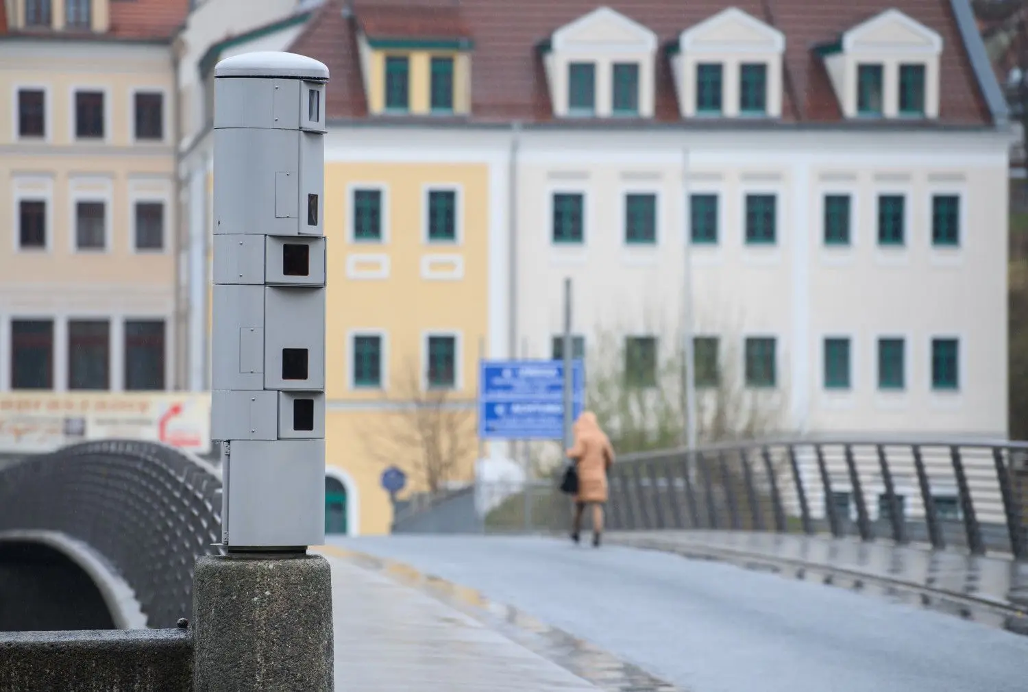 Eine polizeiliche Videoanlage steht an der Altstadtbrücke für Kontrollen im Rahmen der Soko Argus, im Hintergrund sind Häuser der polnischen Stadt Zgorzelec zu sehen.
