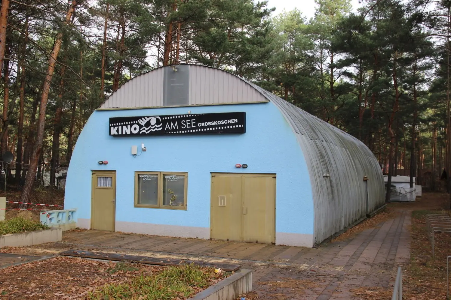 Die alte Ruhlander Kino-Tonne im Familienpark Großkoschen soll dem neuen Kulturschiff weichen.