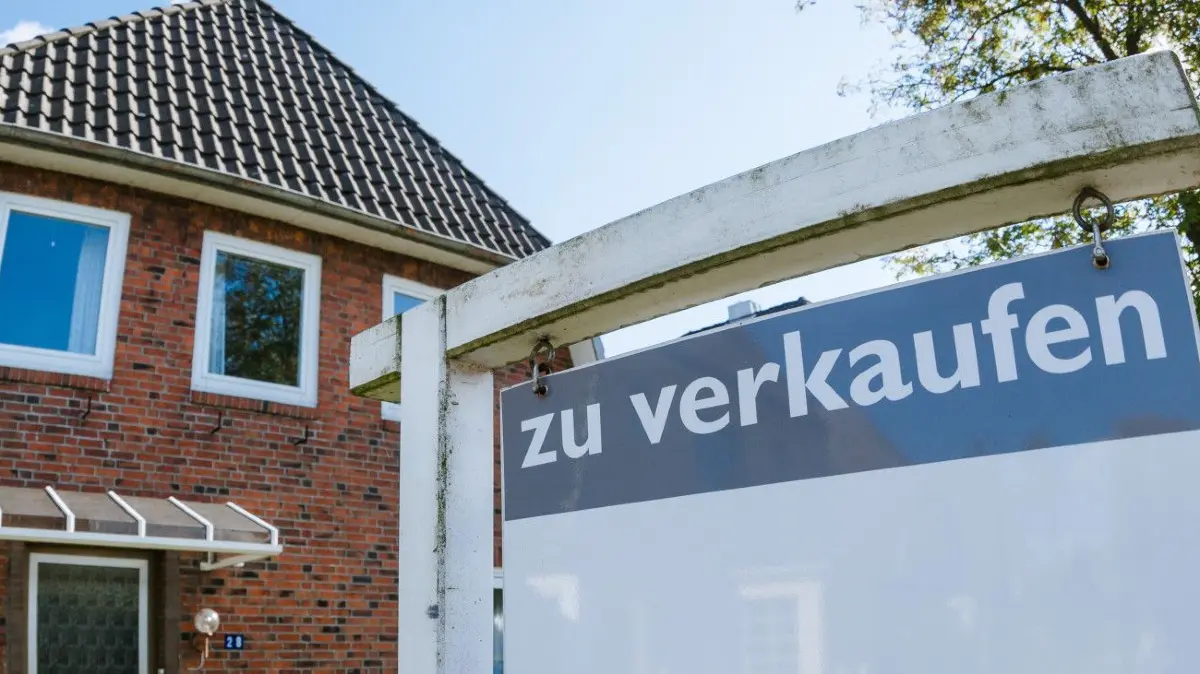 Die Preise für Grundstücke und Einfamilienhäuser in Dahme-Spreewald sind auf Steigflug – und der Flughafen BER hat einiges damit zu tun.
ARCHIV - Zum Themendienst-Bericht von Sabine Meuter vom 11. November 2019: Wer sein Haus zum Verkauf stellt, sollte wissen, wie viel die Immobilie wert ist. Foto: Markus Scholz/dpa-tmn - Honorarfrei nur für Bezieher des dpa-Themendienstes +++ dpa-Themendienst +++