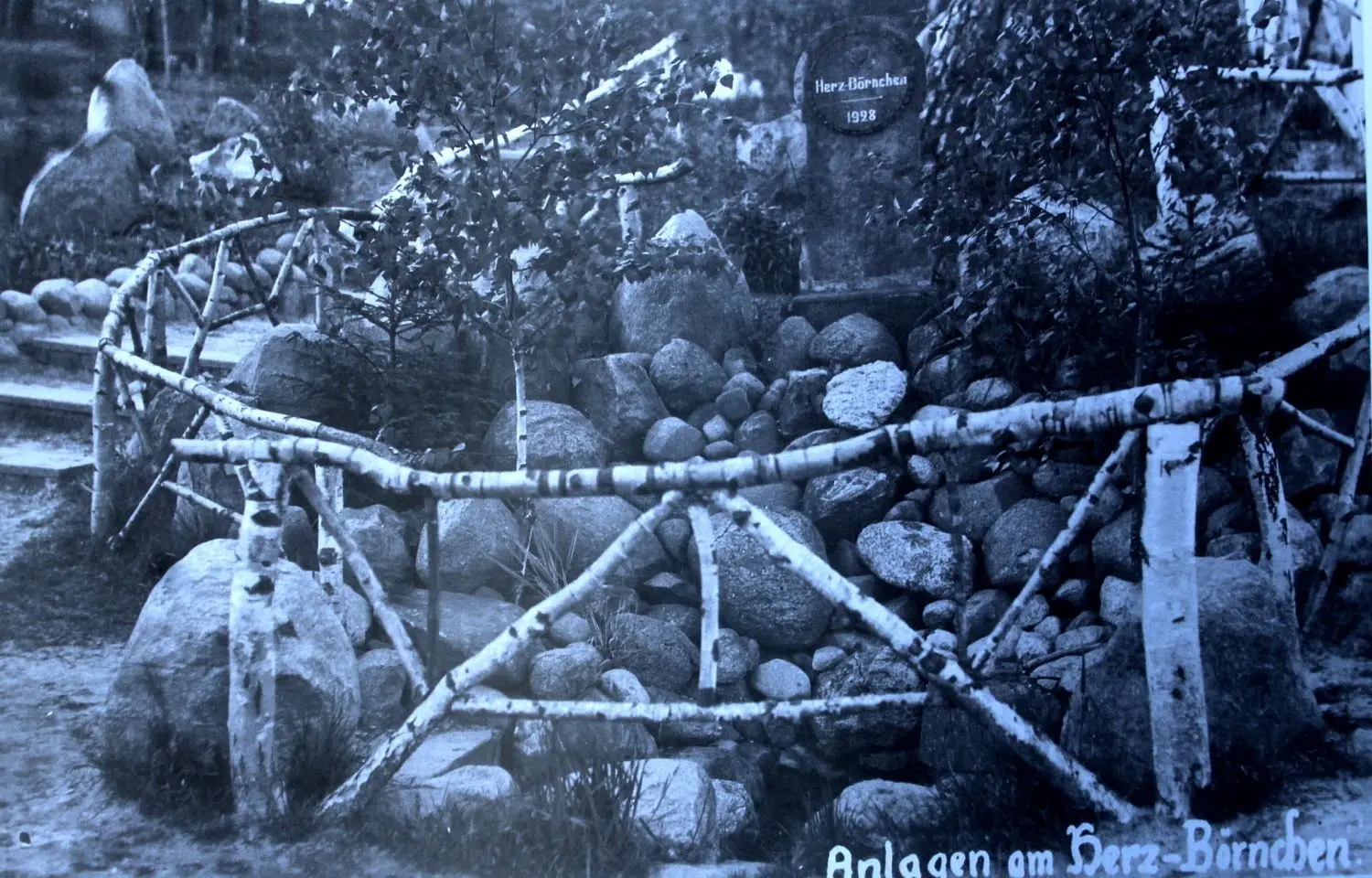 Die Freizeithistoriker orientieren sich bei der Suche anhand einer weit verbreiteten historischen Fotoaufnahme.