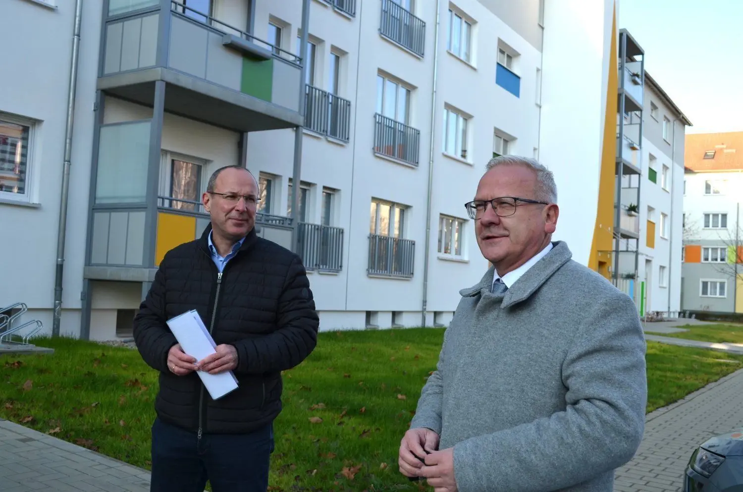 Hoyerswerda: Steffen Markgraf, Chef der Wohnungsgesellschaft, und Hoyerswerdas OB Torsten Ruban-Zeh (r.) vor dem Wohnhaus Günter-Peters-Straße 2 bis 8. Es ist für vier Millionen Euro umgebaut worden.