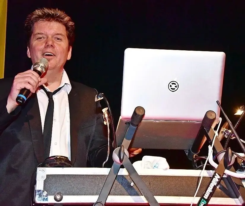Dirk Dunker in seinen frühen DJ-Jahren in der Gaststätter „Kraftwerker“ in Cottbus Sachsendorf. ⇥