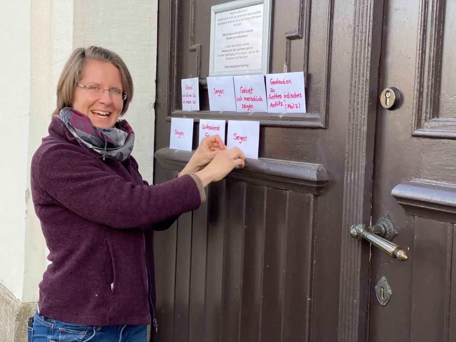 Gottesdienst zum Mitnehmen: Jeden Sonntagmorgen heftet Pfarrerin Ulrike Garve Umschläge mit Texten, Gebeten und Segensworten an die Kirchentür der Lübbenauer Nikolaikirche.