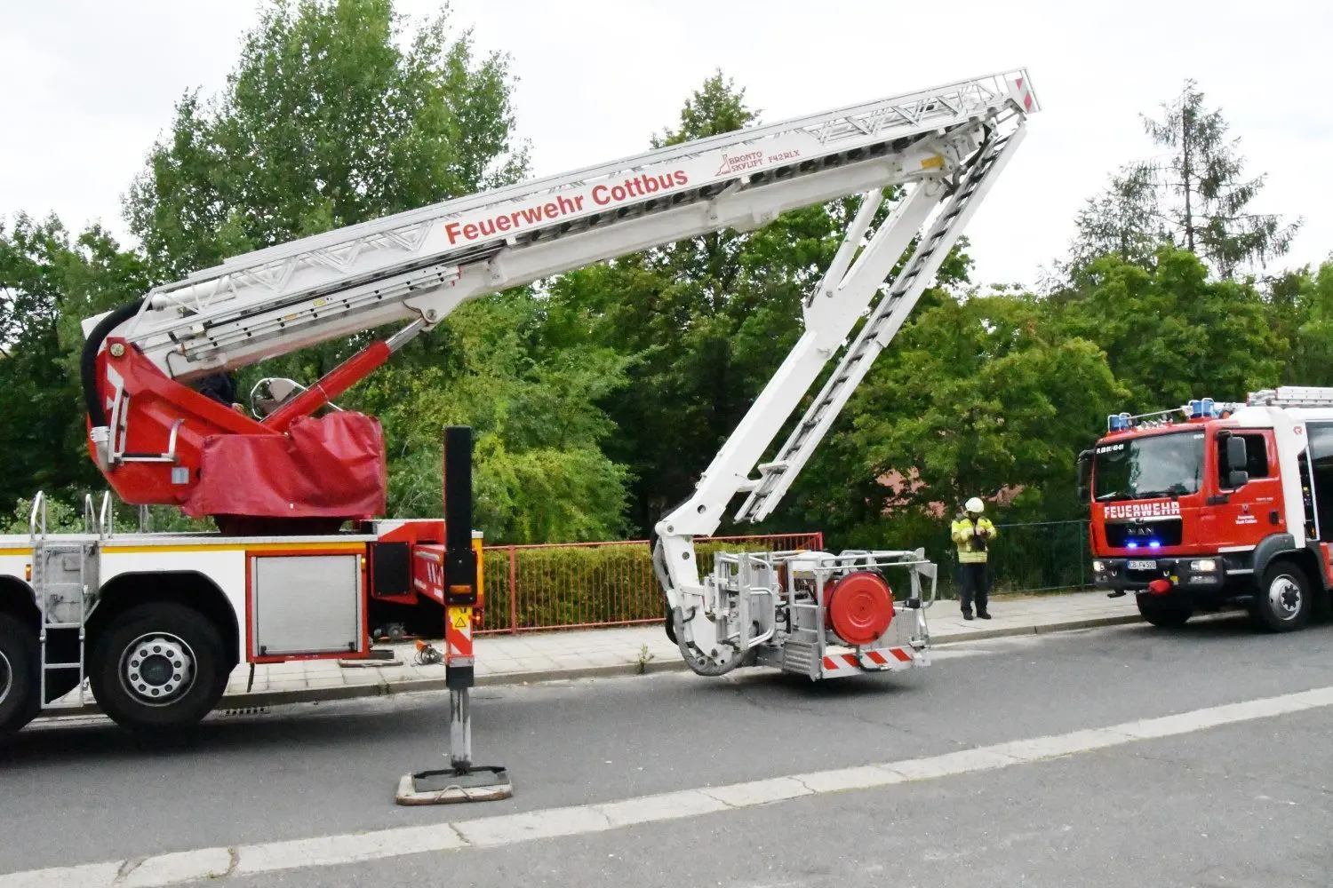 Die Feuerwehr unterstützt die Arbeiten des Cottbuser Wasserversorgers.