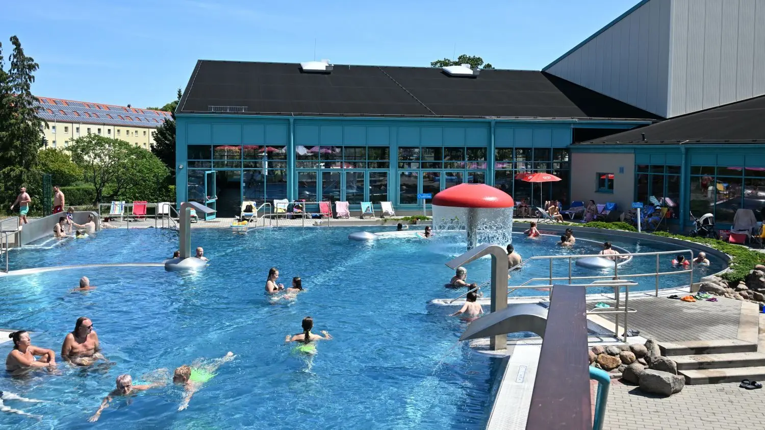 Die Lagune in Cottbus hat aber auch einen großen Freizeitbereich – wie hier im Freibad.