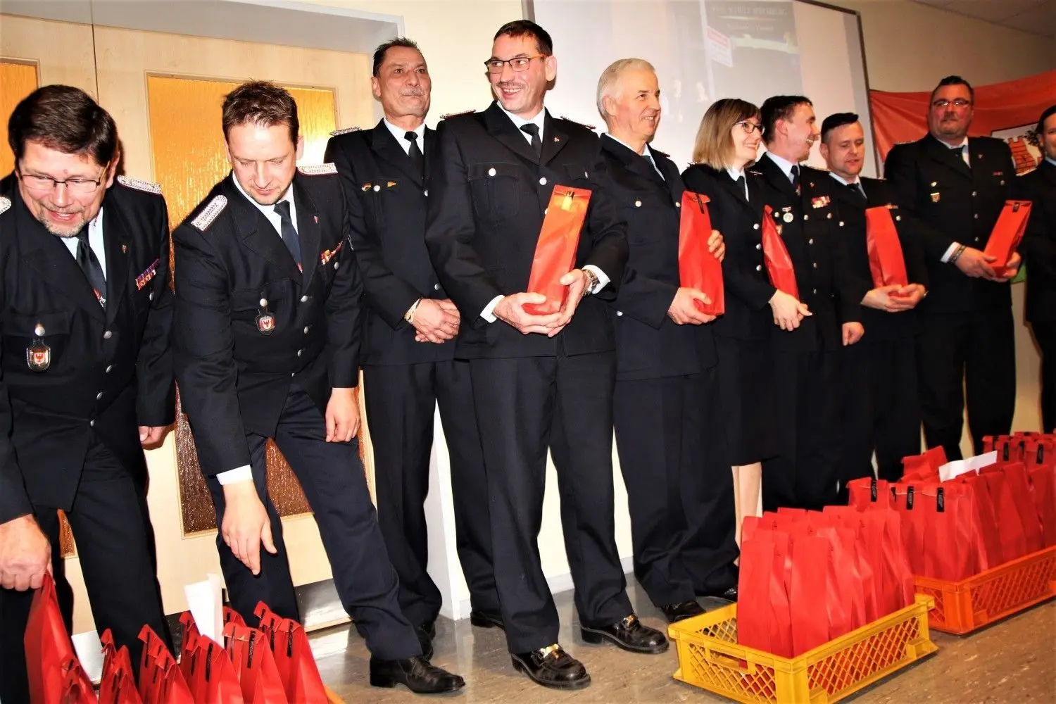 Überrascht hat sämtliche Ortsfeuerwehrführer der Spremberger Weinhändler Sebastian Schulz. Er spendierte 127 Flaschen Wein, damit jeder Feuerwehrmann, jede Feuerwehrfrau sie der Partnerin oder dem Partner als Dankeschön mit nach Hause nehmen kann. Sebastian Schulz gehört einst selbst zum Feuerwehrnachwuchs, bevor die Ausbildung ihn in die weite Welt trieb.Nun wollte er der Spremberger Feuerwehr mal etwas Gutes tun.