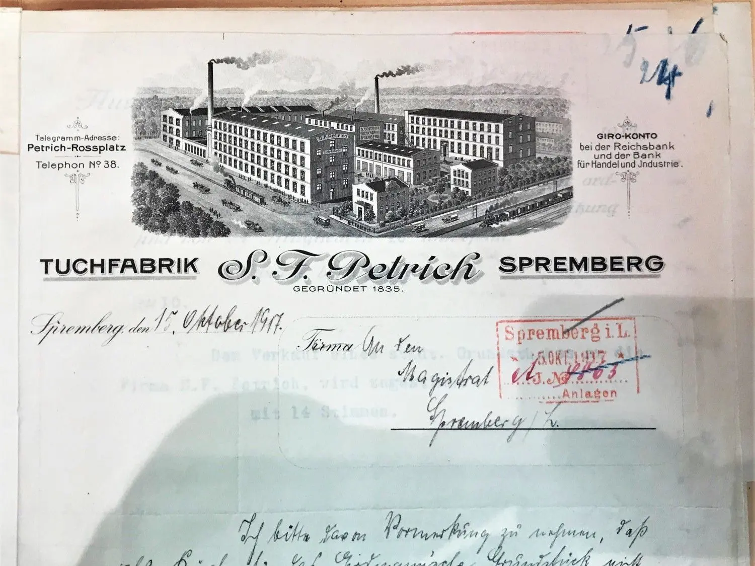 Auf dem Kopf dieses alten Dokuments ist die Tuchfabrik S. F. Petrich und deren Ausmaße deutlich zu erkennen. Der markante Klinkerbau des alten Kesselhauses wurde später ergänzt.