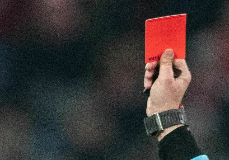 Rote Karte Wegen Beleidigung Wie Lange Sperre Rote Karten und Beleidigungen: Warum der Staatsschutz nach einem