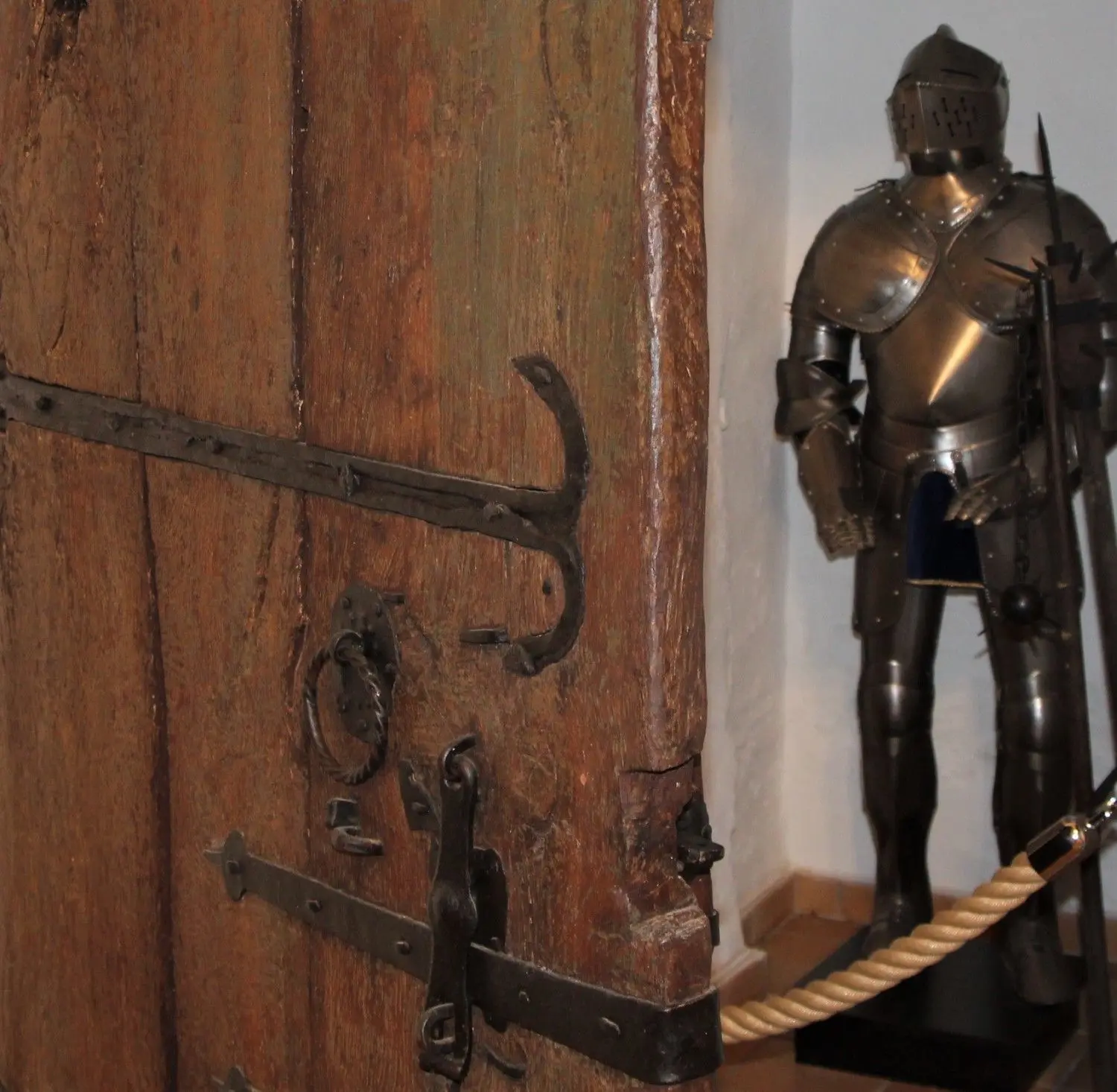Die Ritterrüstung steht hinter der einstigen Tür der Sakristei des Dorfes Jessen. Auch Erhaltenswertes aus abgebaggerter Dörfer fand einen neuen Platz im Schloss.