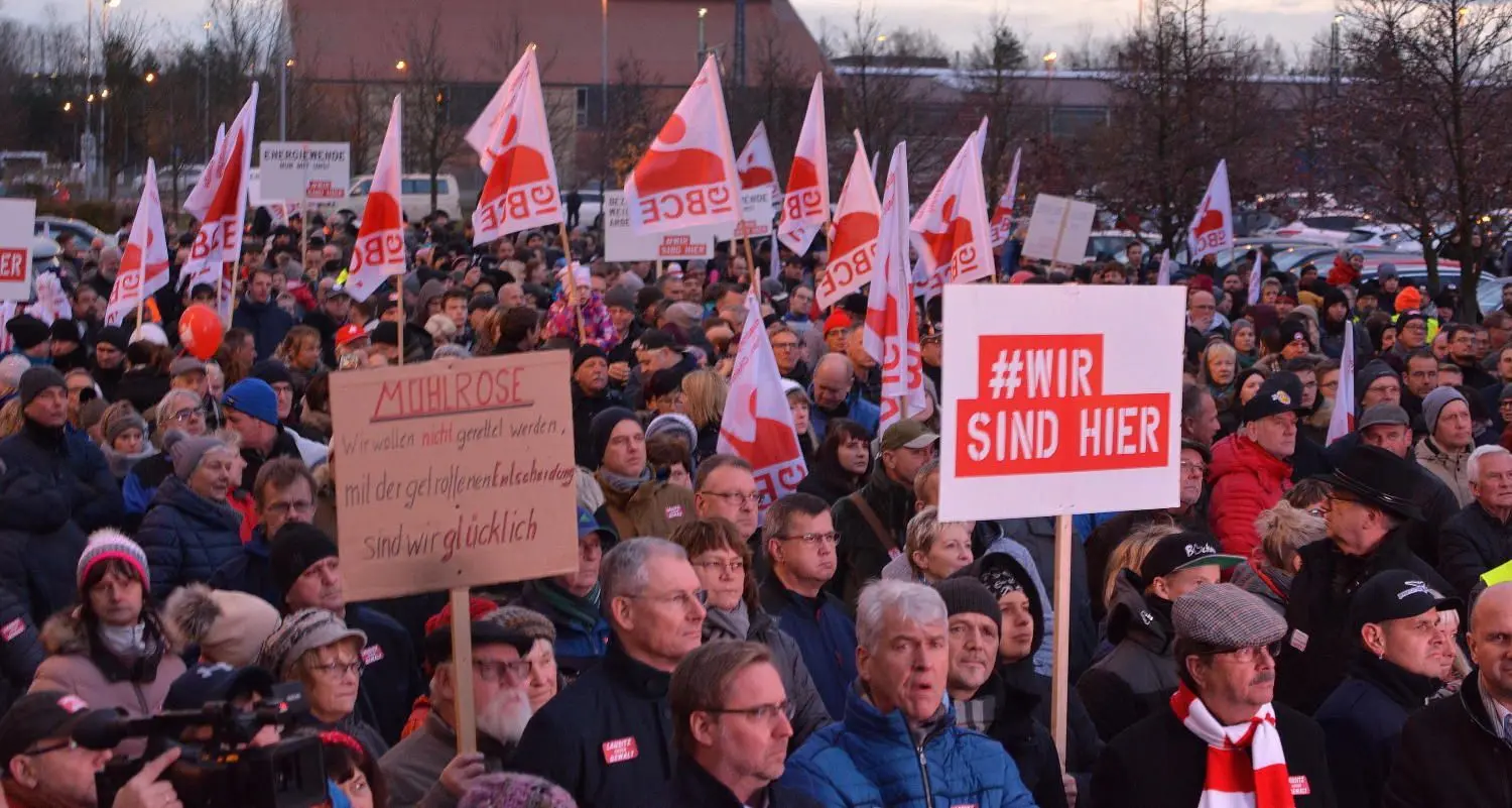 Am Ende waren es über Tausend Mitarbeiter und Angehörige, die gegen Störaktionen von Klimaaktivisten protestierten.