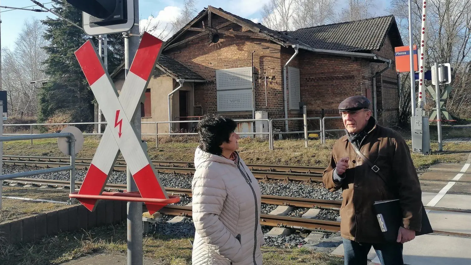 Gästeführerin Carola Meißner und der Gemeindevertreter Siegfried Nußbeck wollen den verwaisten Bahnhof von Plessa unbedingt wieder beleben. Die Gemeinde und die Amtsverwaltung möchten es auch und arbeiten daran.