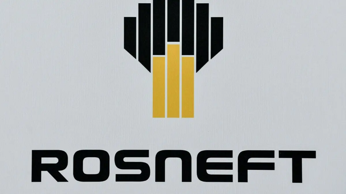 Das Logo des russischen Ölkonzerns Rosneft, fotografiert in der PCK-Raffinerie in Schwedt an der Oder. Mit der Treuhandverwaltung über die deutschen Töchter des russischen Rosneft-Konzerns betrat die Bundesregierung juristisches Neuland. Das Bundesverwaltungsgericht muss entscheiden, ob das rechtens war.
ARCHIV - 22.01.2018, Brandenburg, Schwedt: Das Logo des russischen Ölkonzerns Rosneft, fotografiert in der PCK-Raffinerie in Schwedt an der Oder. Mit der Treuhandverwaltung über die deutschen Töchter des russischen Rosneft-Konzerns betrat die Bundesregierung juristisches Neuland. Womöglich entpuppt es sich als dünnes Eis. (zu dpa «Rosneft vs. Bundesrepublik Deutschland: Ein heikler Präzedenzfall») Foto: Patrick Pleul/dpa-Zentralbild/dpa +++ dpa-Bildfunk +++