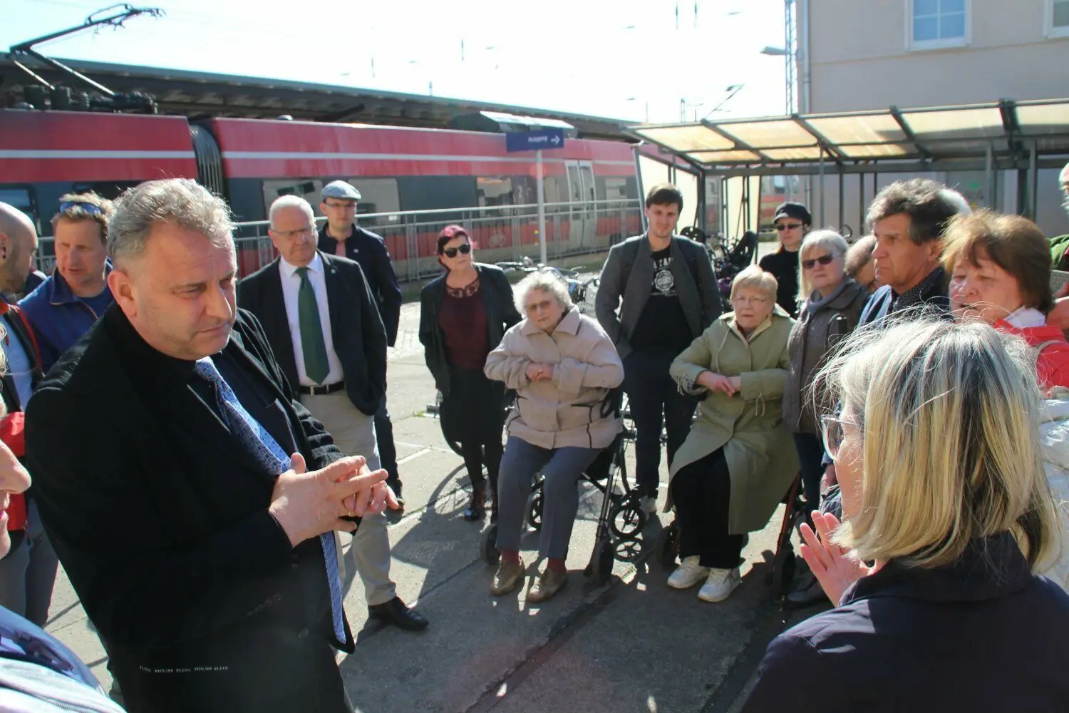 Heiko Klaffenbach (l.), Leiter Bahnhofsmanagement der DB in Dresden, ist in Hoyerswerda mit betroffenen Menschen ins Gespräch gekommen. Viele ältere, sehbehinderte und in Ihrer Mobilität eingeschränkte Einwohner wünschen sich seit Jahren einen barrierefreien Bahnhof.