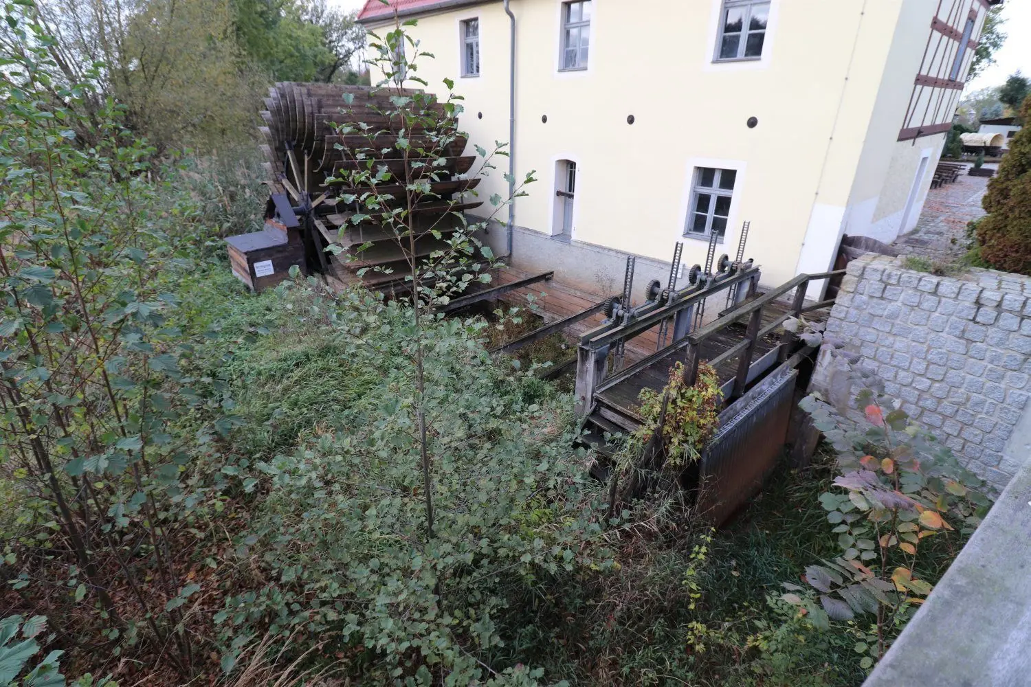 Die Elstermühle in Plessa. Das Mühlrad dreht sich schon lange nicht mehr. Eine Voraussetzung für den Betrieb, wenn gewollt, wäre, dass neben den möglichen technischen Problemen der verlandete und zugewachsene Mühlgraben ertüchtigt werden müsste.