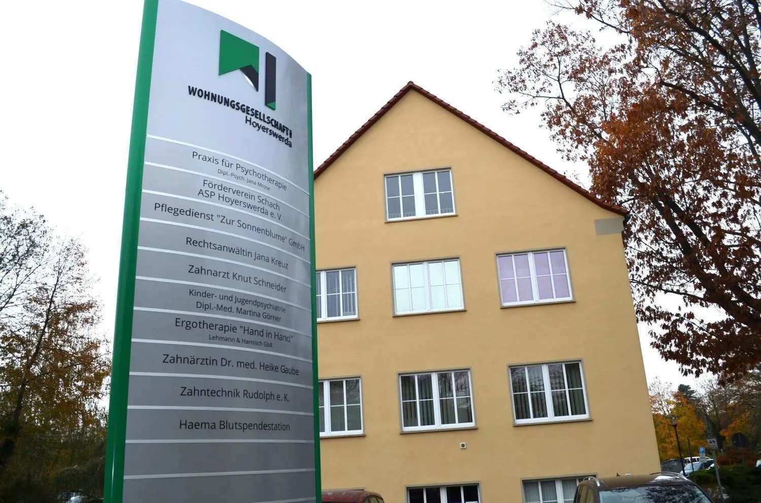 Auch das Ärztehaus in der Straße am Lessinghaus in Hoyerswerda hat einen neuen Werbepylon erhalten.