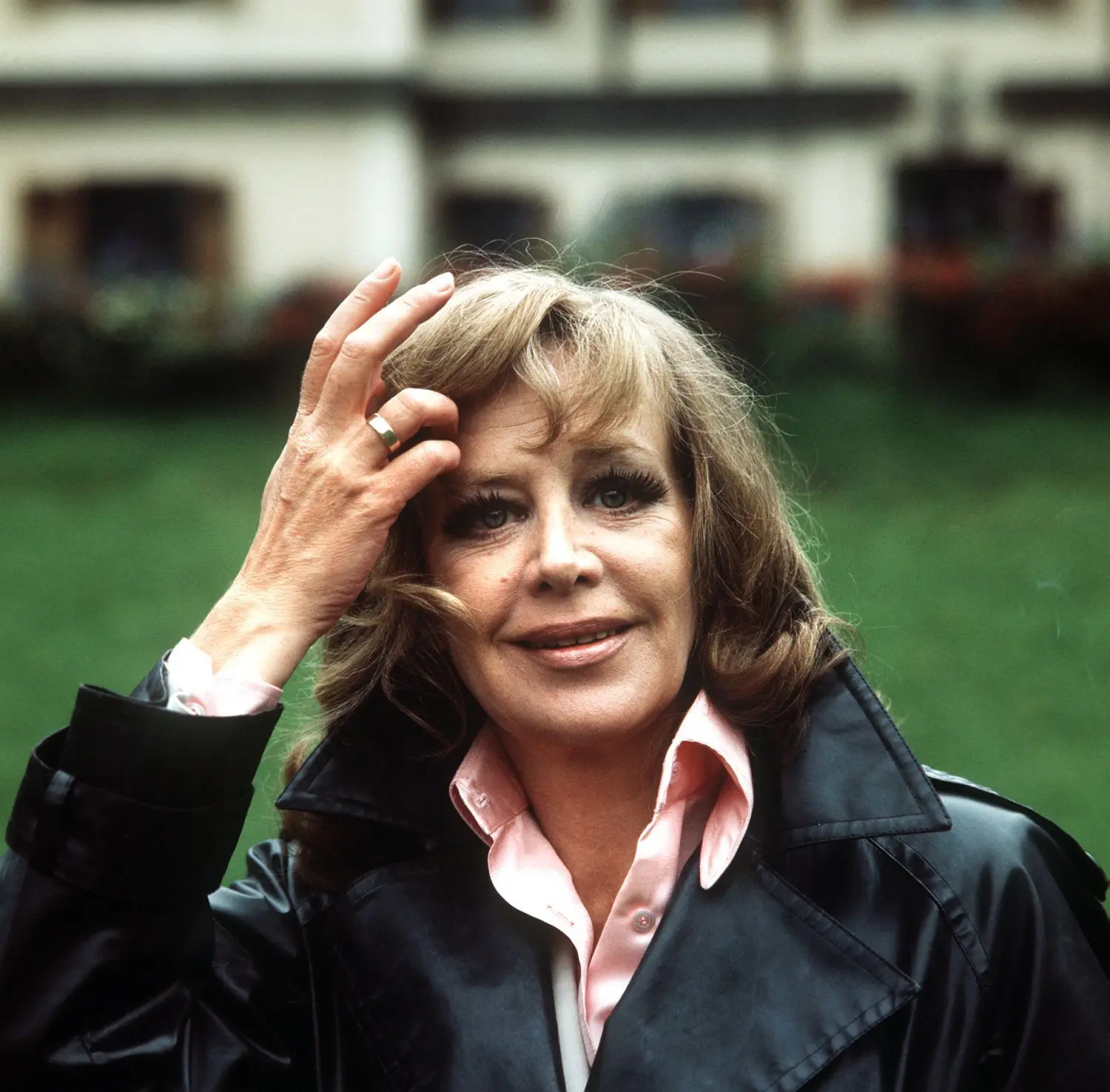 Hildegard Knef erholt sich im Juli 1973 nach einem längeren Klinikaufenthalt in Strobl am Wolfgangsee in Österreich. Als „Sünderin“ im gleichnamigen Film zu Beginn der prüden 1950er-Jahre schlagartig berühmt geworden, konnte „die Knef“ auf ein turbulentes Leben mit Höhen und Tiefen zurückblicken. Ein Leben wie auf einer Achterbahn zwischen Berlin und Hollywood, Babelsberg und dem Broadway, mit mindestens drei Karrieren als Schauspielerin, als Chansonsängerin und Bestsellerautorin. Der Todestag der Schauspielerin und Sängerin jährte sich am 1. Februar 2022 zum zwanzigsten Mal.