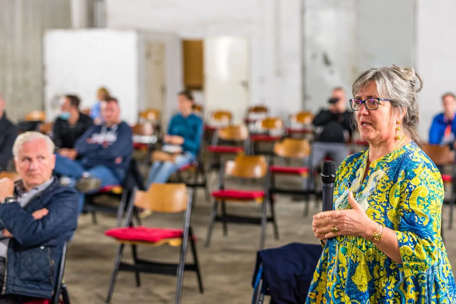 Sylvia Wähling, Leiterin der Gedenkstätte, berichtet Details aus dem ehemaligen Gefängnis Cottbus zu den Haftbedingungen von Homosexuellen.