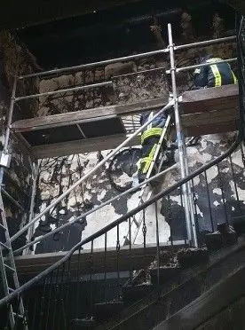 Mitglieder der Feuerwehr Weißwasser haben die Metallkonstruktion aus dem Treppenhaus im Weißwasseraner Volkshaus gesichert.