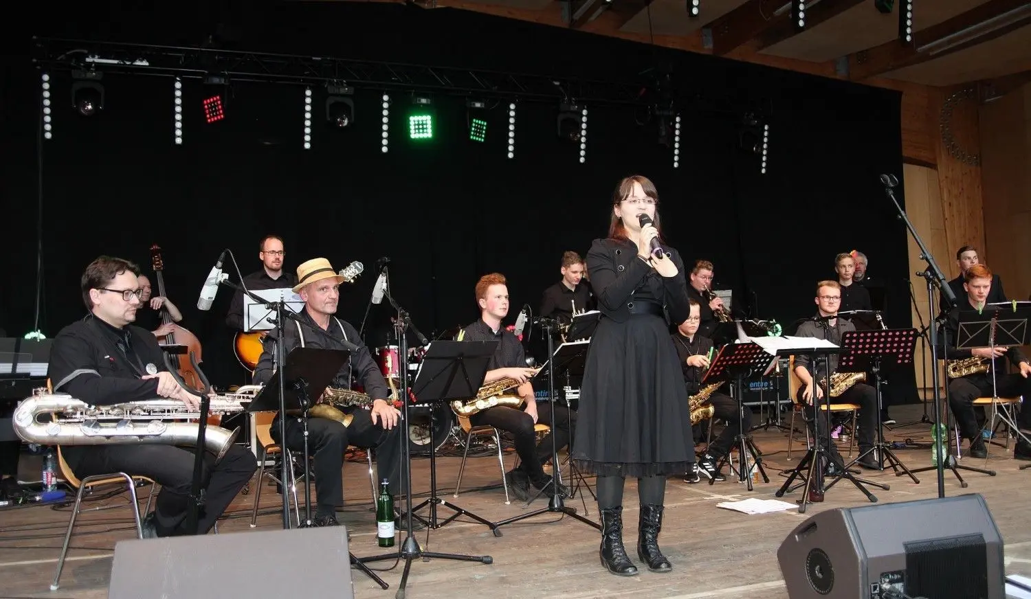 Auf der Freilichtbühne spielte der Big Band der Musik- und Kunstschule Spree-Neiße.