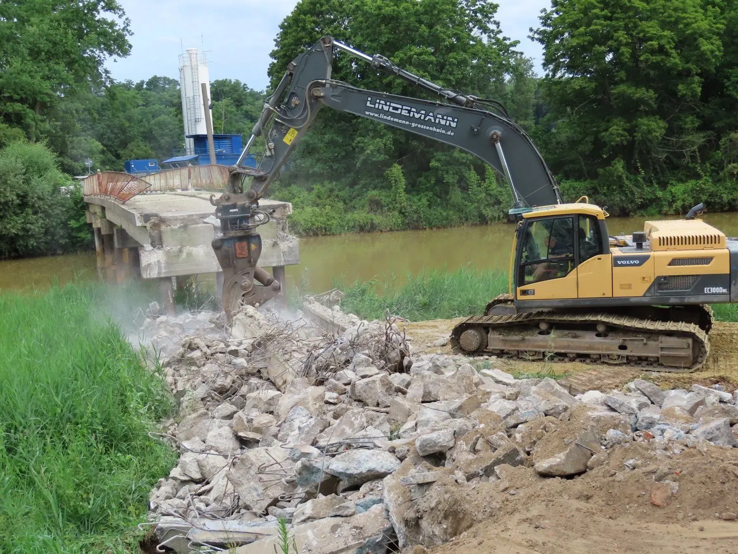 Der Abriss der Wilhelmsthaler Brücke hat begonnen.