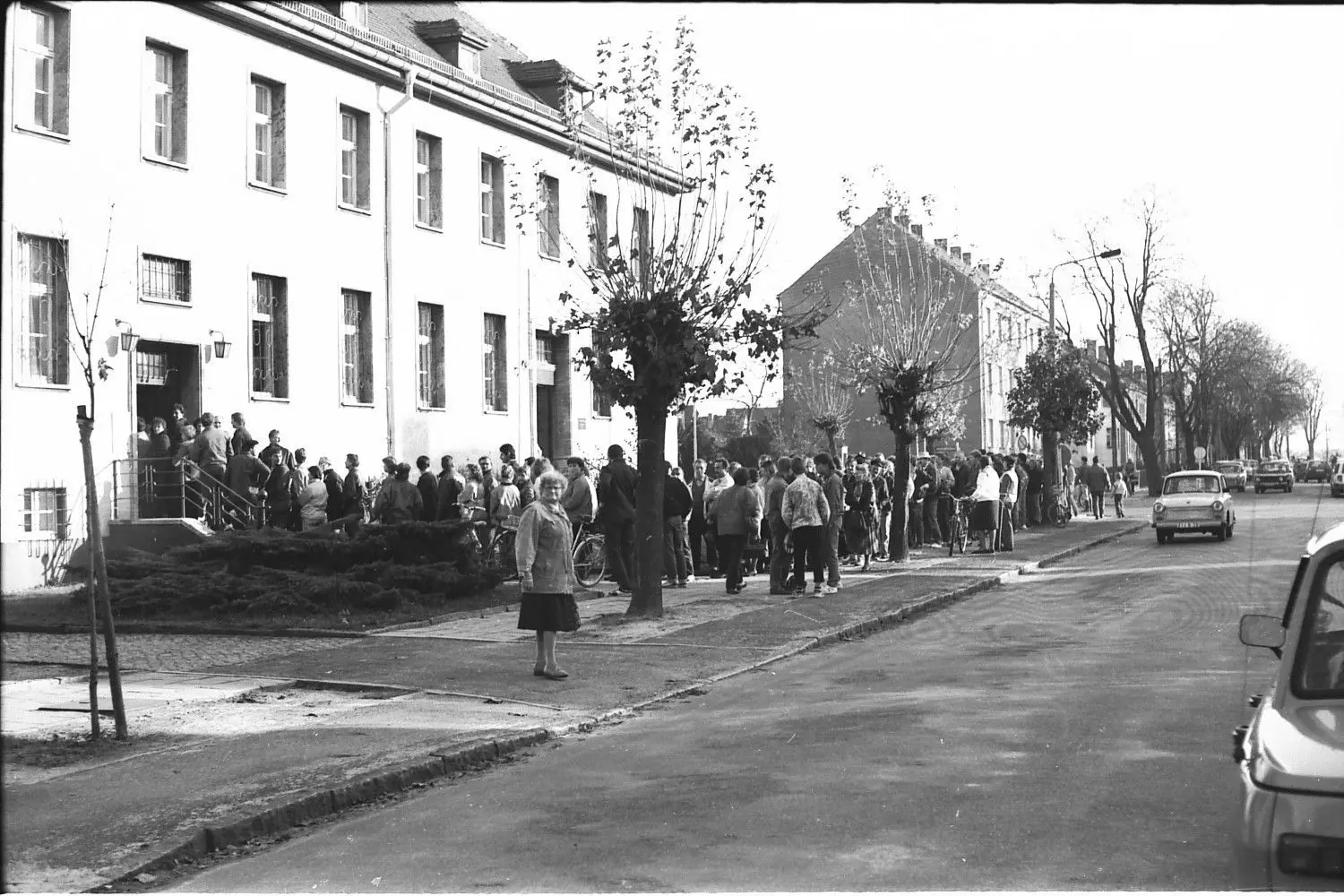 Am 10. November 1989 haben sich in Herzberg beim Volkspolizeikreisamt langer Schlangen gebildet. Unmittelbar nach dem Mauerfall wollte jeder ein Visum für den „Westen“ haben.