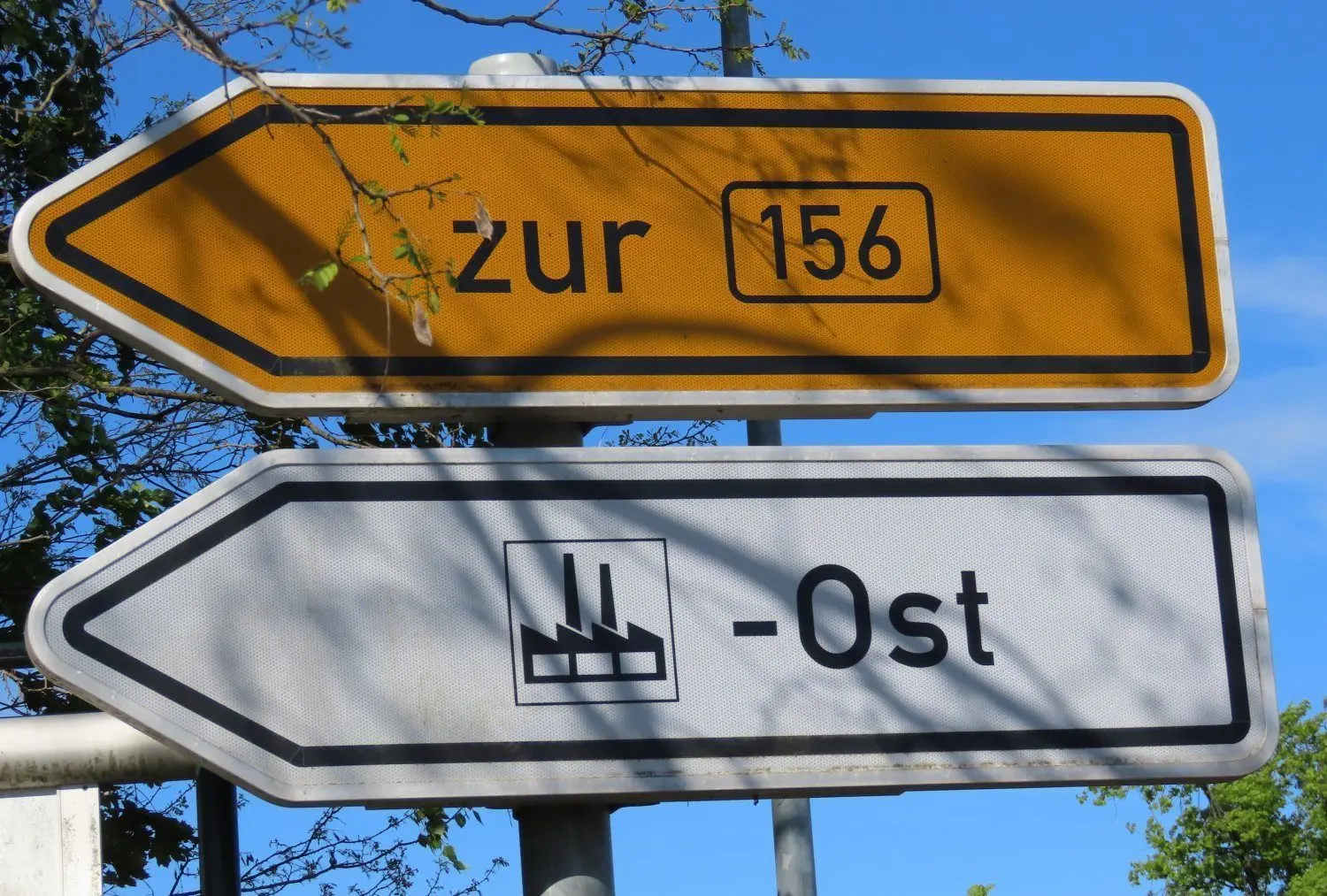 Der Hinweis von der Forster Landstraße (L48) auf das Industriegebiet „Spremberg Ost“: Eine Tafel mit allen Unternehmen fehlt bislang.