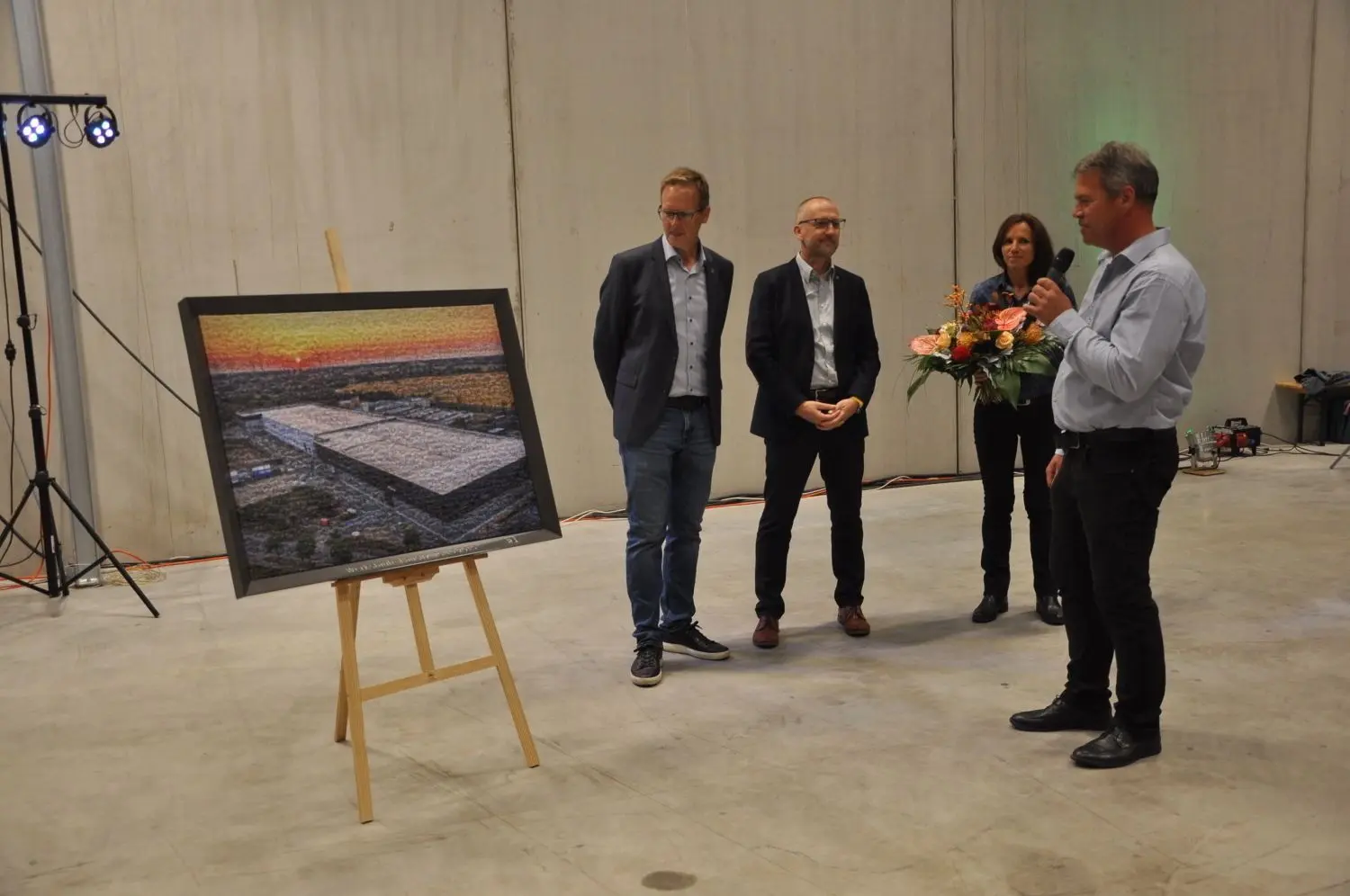 Taufe für das neue Werk der Reiss Büromöbel GmbH Bad Liebenwerda im Gewerbegebiet Lausitz - Dank an den Projektleiter und künftigen Werkleiter am Standort, Henning Stratmann (r.) von den Geschäftsführern Hans-Ulrich Weßhaupt (l.) und Gerd Widule. In der Mitte Sandra Ritz vom Projektteam