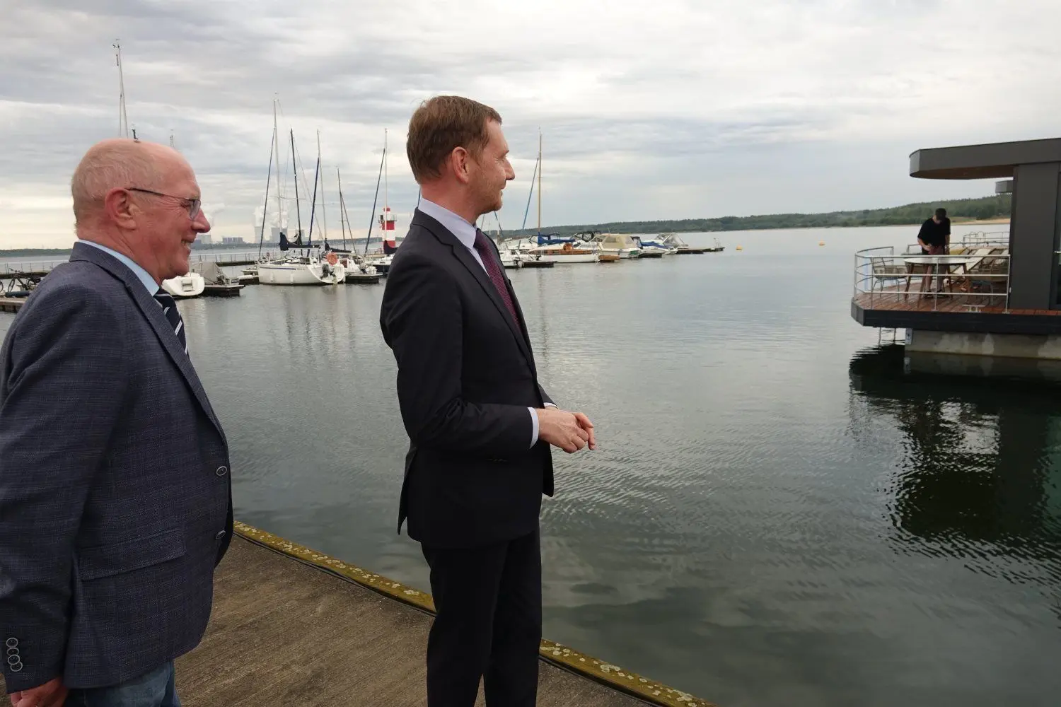 Boxbergs Bürgermeister Achim Junker (l.) und Ministerpräsident Michael Kretschmer freuen sich über das erfolgreiche Projekt schwimmende Häuser. Der MP nennt es ein Leuchtturmprojekt.