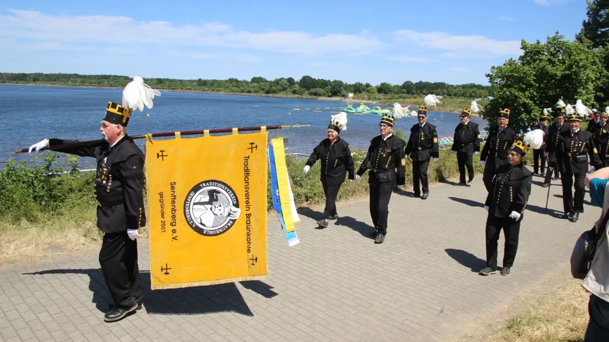 Der Senftenberger See war das Ziel der etwa 300 Teilnehmer der Landesbergparade in Großkoschen.
Der Traditionsverein Braunkohle Senftenberg ist am Senftenberger See angekommen.