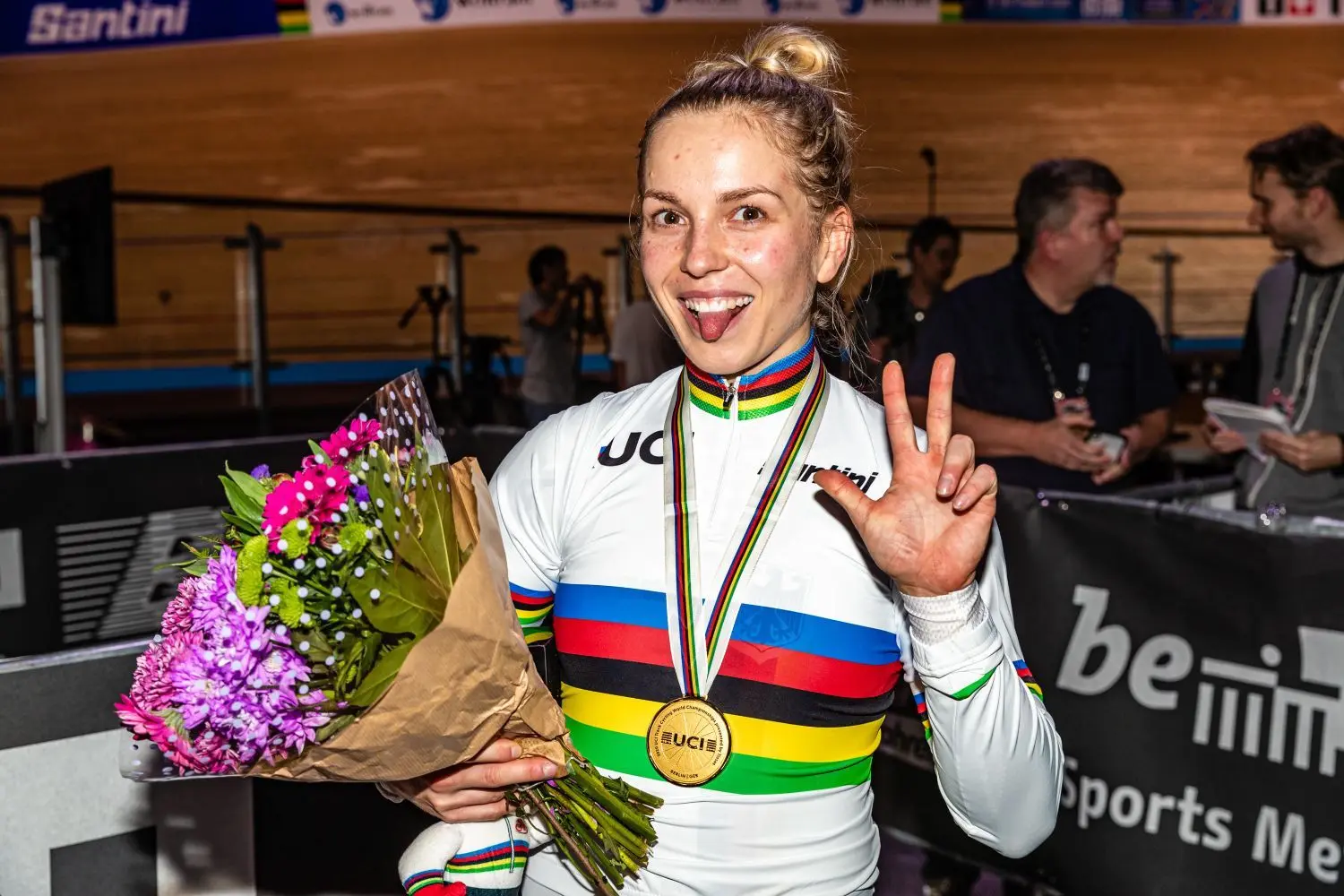 Emma Hinze aus Cottbus gewann im Frühjahr drei Mal Gold bei der Bahnrad-WM in Berlin.