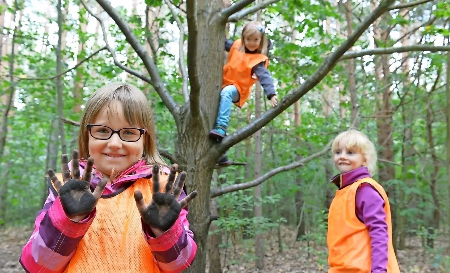 Großwerden in der Natur. Für Luna, Lucy und Lena (v.l.) ist das an jedem Tag ein Abenteuer. ⇥